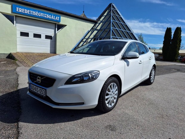Volvo V40 2.0 D [D3] Momentum 104745 KM Kitn...